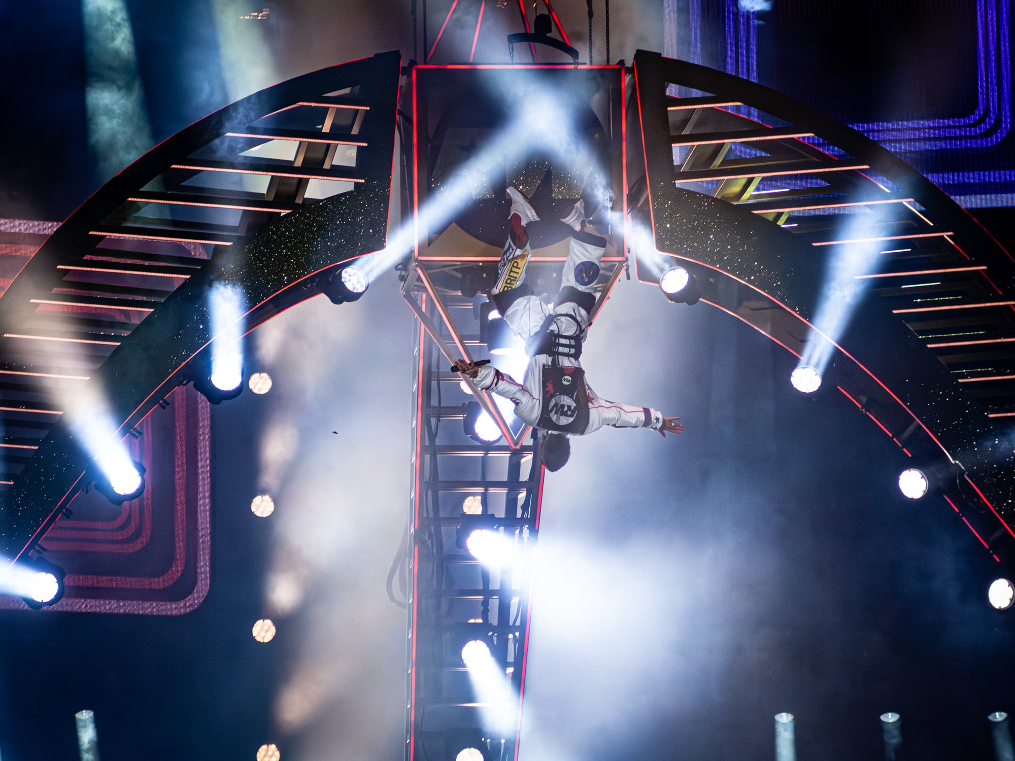 Robbie Williams scende letteralmente sul palco all'inizio del suo concerto a Trieste