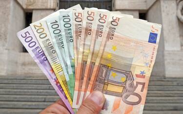 ventaglio di banconte davanti a banca