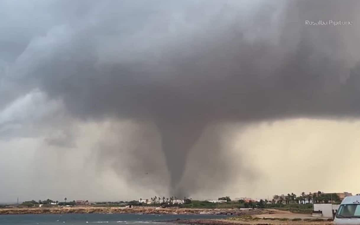 Le immagini della doppia tromba marina nel trapanese | Video Sky TG24