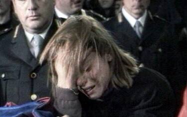 COSENZA - COSENZA - FUNERALE DEL CALCIATORE BERGAMINI. NELLA FOTO LA FIDANZATA DEL CALCIATORE ISABELLA INTERNO' PIANGE SULLA BARA DI DENIS BERGAMINI. (COSENZA - 1989-11-20, FRANCESCO ARENA) p.s. la foto e' utilizzabile nel rispetto del contesto in cui e' stata scattata, e senza intento diffamatorio del decoro delle persone rappresentate