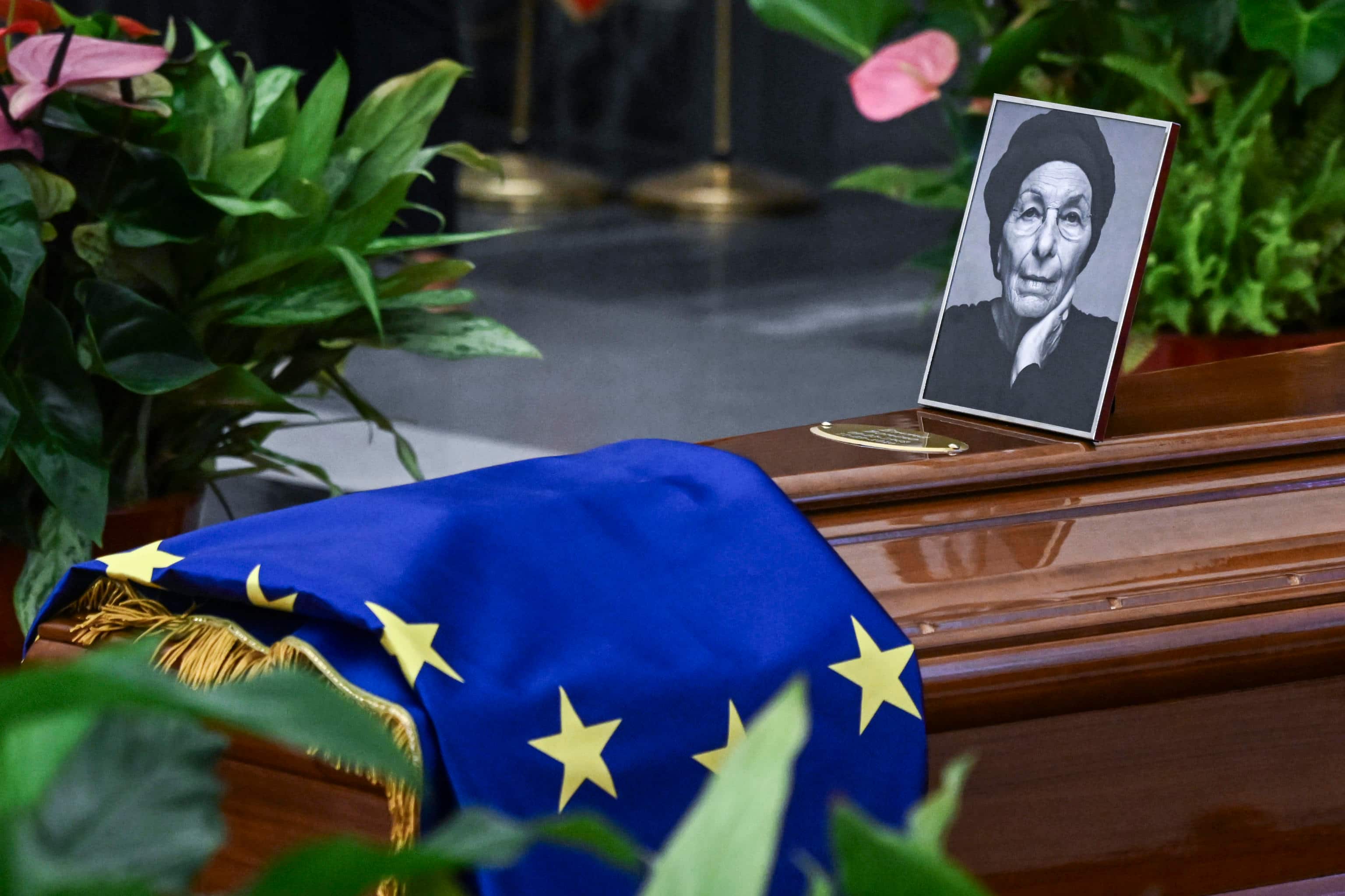 Il feretro con la foto e la bandiera dell'Unione Europea durante la Camera ardente di Emma Bonino nella Sala della Protomoteca in Campidoglio a Roma, 13 settembre 2026. ANSA/RICCARDO ANTIMIANI
