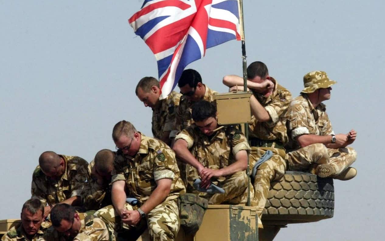 20030316 - CAMP EAGLE, KUWAIT -POL - KUWAIT: SOLDATI BRITANNICI: Members of British 3rd Regiment Air Assault Corps, 16 Air Assault Brigade, Camp Eagle, Kuwait, attend the morning service, Sunday, 16 March 2003, conducted by Padre Mark O'Keefe.  ANSA  -DAILY TELEGRAPH POOL/IAN JONES/ CD