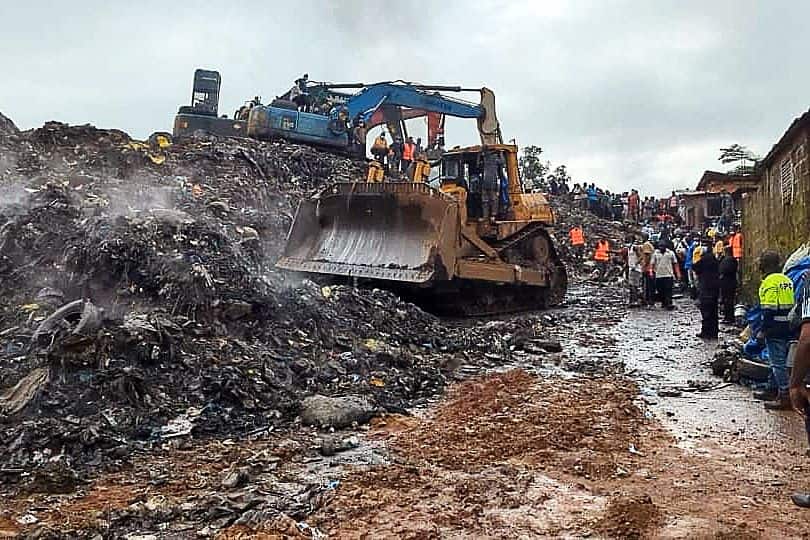 Le operazioni di ricerca nella discarica crollata a Conakry, capitale della Guinea