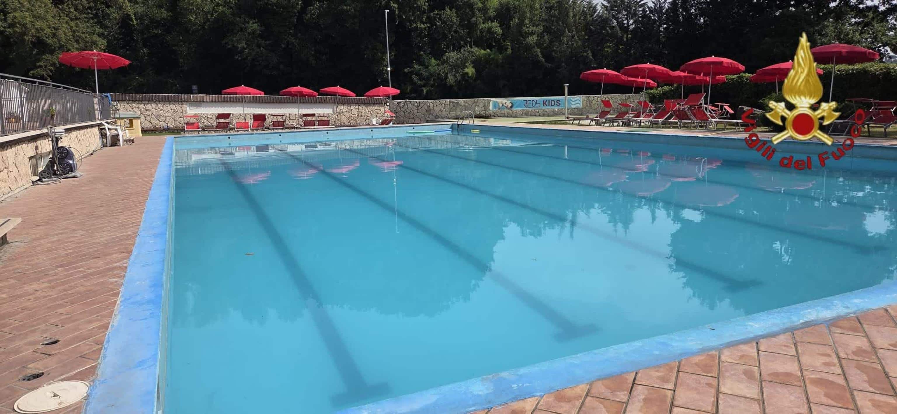 La piscina di un circolo sportivo a Mentana, alle porte di Roma, dove otto persone sono rimaste intossicate a causa delle esalazioni di cloro, tra cui un bimbo di 5 anni trasportato in ospedale in codice rosso, Mentana, 19 luglio 2026. ANSA/Ufficio stampa Vigili del fuoco +++ UFFICIO STAMPA VIGILI DEL FUOCO +++ FOTO NON IN  VENDITA - DA USARE SOLO PER FINI GIORNALISTICI  +++ NPK +++