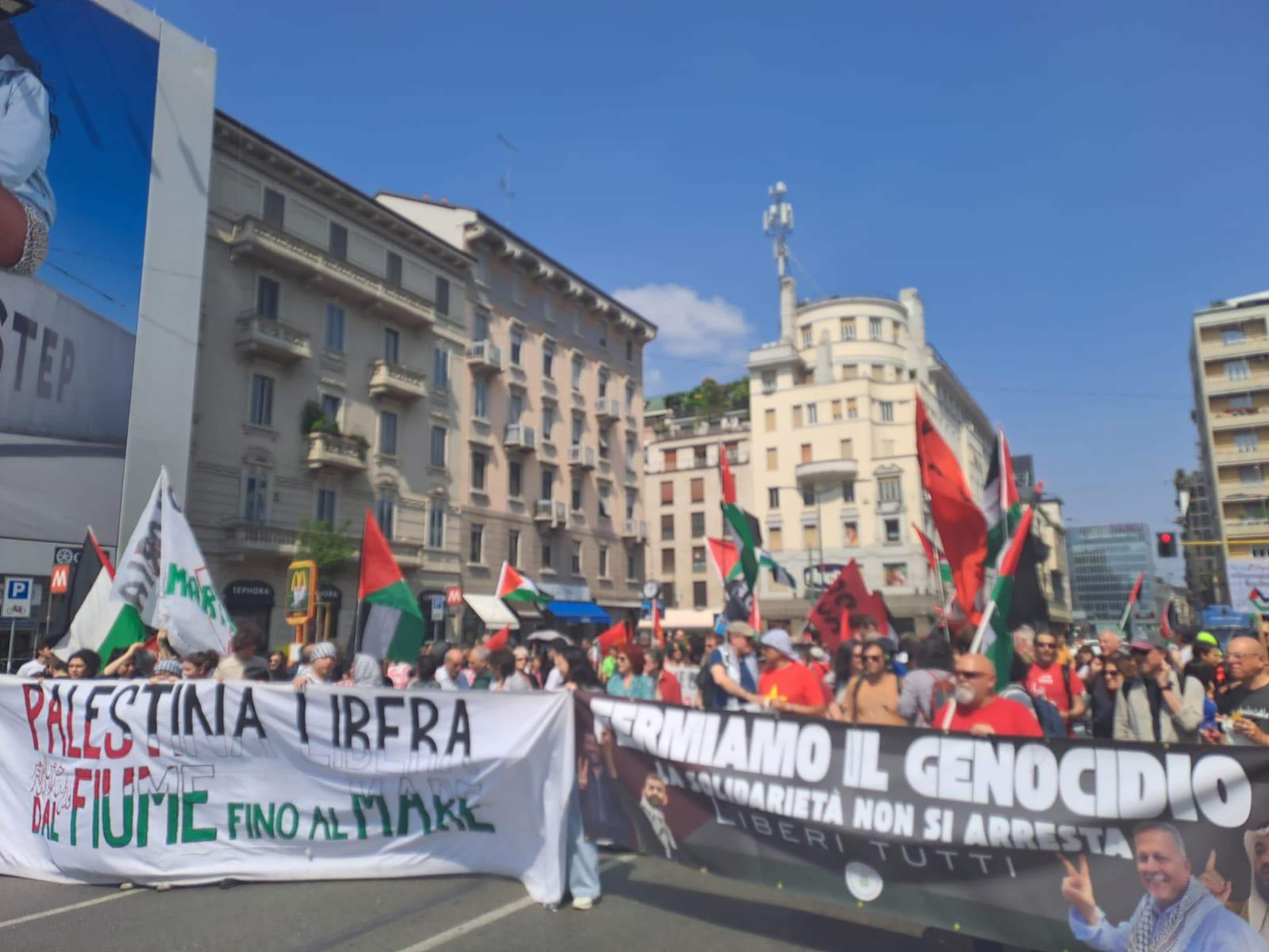 Il cortei organizzato contro il raduno dei Patrioti europei in programma in piazza Duomo di Milano, 18 aprile 2026.  ANSA/GIOIA GIUDICE
