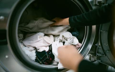 Bucato e ambiente, il test di Altroconsumo sui migliori detersivi liquidi  per lavatrice | Sky TG24