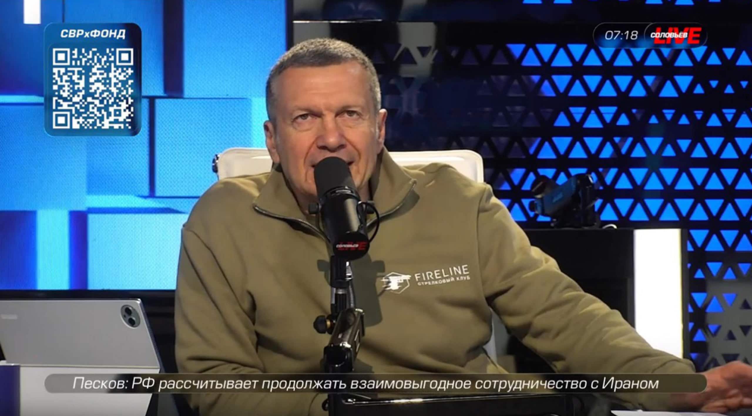 Il conduttore russo Solovyov durante la trasmissione nella quale ha insultato la premier Meloni