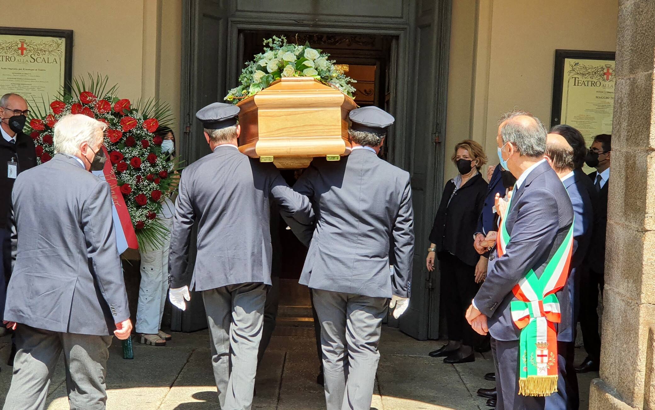 Camera Ardente per Carla Fracci al Teatro alla Scala, l'arrivo della bara