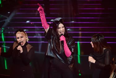 Il medley di Laura Pausini apre la puntata