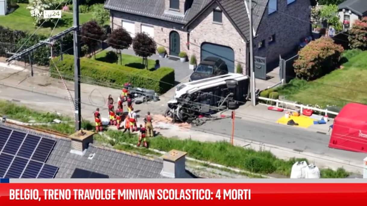 Incidente in Belgio, scontro tra treno e scuolabus: 4 morti