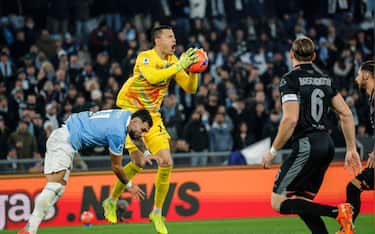 Cremonese's goalkeeper Emil Audero and Lazio s Valentin Castellanos in action during the Italian Serie A soccer match between SS Lazio vs US Cremonese at the Olimpico stadium in Rome, Italy, 20 December 2025. ANSA/GIUSEPPE LAMI

