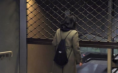 donna davanti alla grata