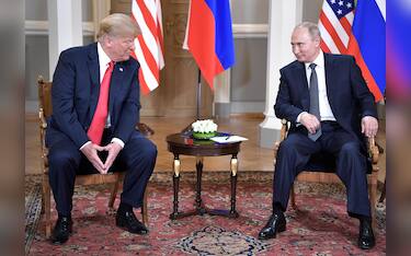 epa06892839 Russian President Vladimir Putin (R) and  US President Donald J. Trump (L) during their meeting at the Presidential Palace in Helsinki, Finland, 16 July 2018.  EPA/ALEXEY NIKOLSKY/SPUTNIK/KREMLIN / POOL MANDATORY CREDIT