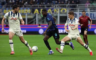 Inter Milan s Marcus Thuram (C) challenges for the ball with Atalanta s  Berat Djimsiti (L) and his teammate  Mario Pasalic during the Italian serie A soccer match between Inter and Atalanta at Giuseppe Meazza stadium in Milan, 14 March  2026.
ANSA / MATTEO BAZZI
