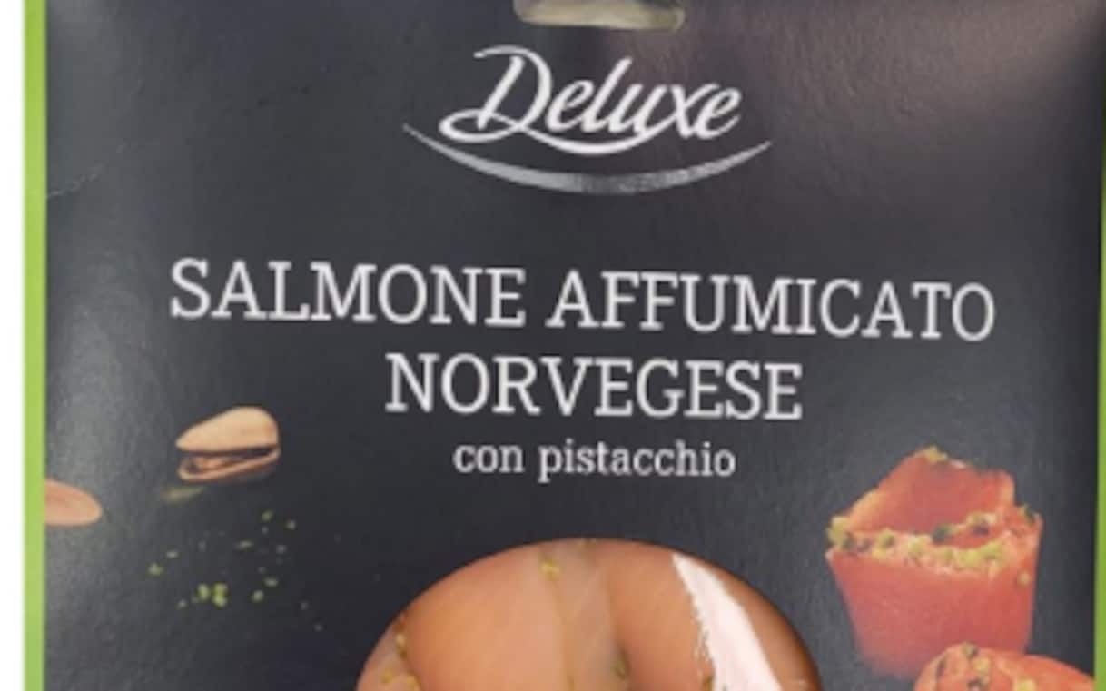 Rischio listeria, salmone affumicato ritirato dai supermercati Lidl: il lotto interessato
