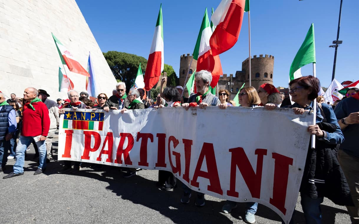 Roma, spari ad aria compressa dopo corteo 25 aprile: feriti due iscritti all'Anpi