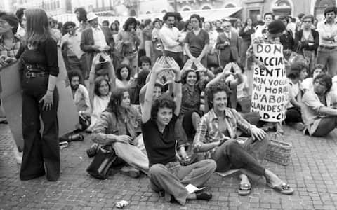 Una Giovane Emma Bonino Arrestata Nel 1975 La Battaglia Per Il Diritto una-giovane-emma-bonino-arrestata-nel-1975-la-battaglia-per-il-diritto