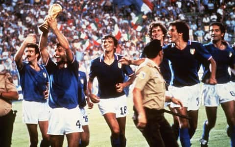 I  festeggiamenti dei giocatori della nazionale italiana dopo aver battuto la Germania nella finale dei Mondiali 1982.
ANSA/ARCHIVIO/DRN