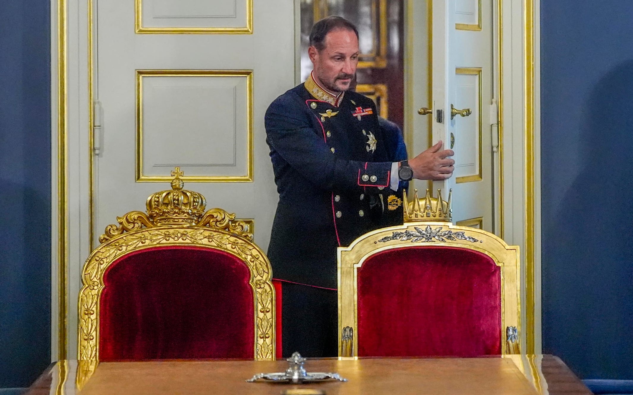 epa13196662 Norway's new King Haakon VIII arrives for an extraordinary cabinet meeting at the Royal Palace in Oslo, Norway, 28 August 2026, after the death of King Harald V. Norway's King Harald V died at Oslo University Hospital at the age of 89, according to an official statement released by the Royal House of Norway on 28 August 2026. Following his death, his son Crown Prince Haakon, 53, became King Haakon VIII.  EPA/LISE ASERUD / POOL  NORWAY OUT