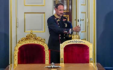 epa13196662 Norway's new King Haakon VIII arrives for an extraordinary cabinet meeting at the Royal Palace in Oslo, Norway, 28 August 2026, after the death of King Harald V. Norway's King Harald V died at Oslo University Hospital at the age of 89, according to an official statement released by the Royal House of Norway on 28 August 2026. Following his death, his son Crown Prince Haakon, 53, became King Haakon VIII.  EPA/LISE ASERUD / POOL  NORWAY OUT