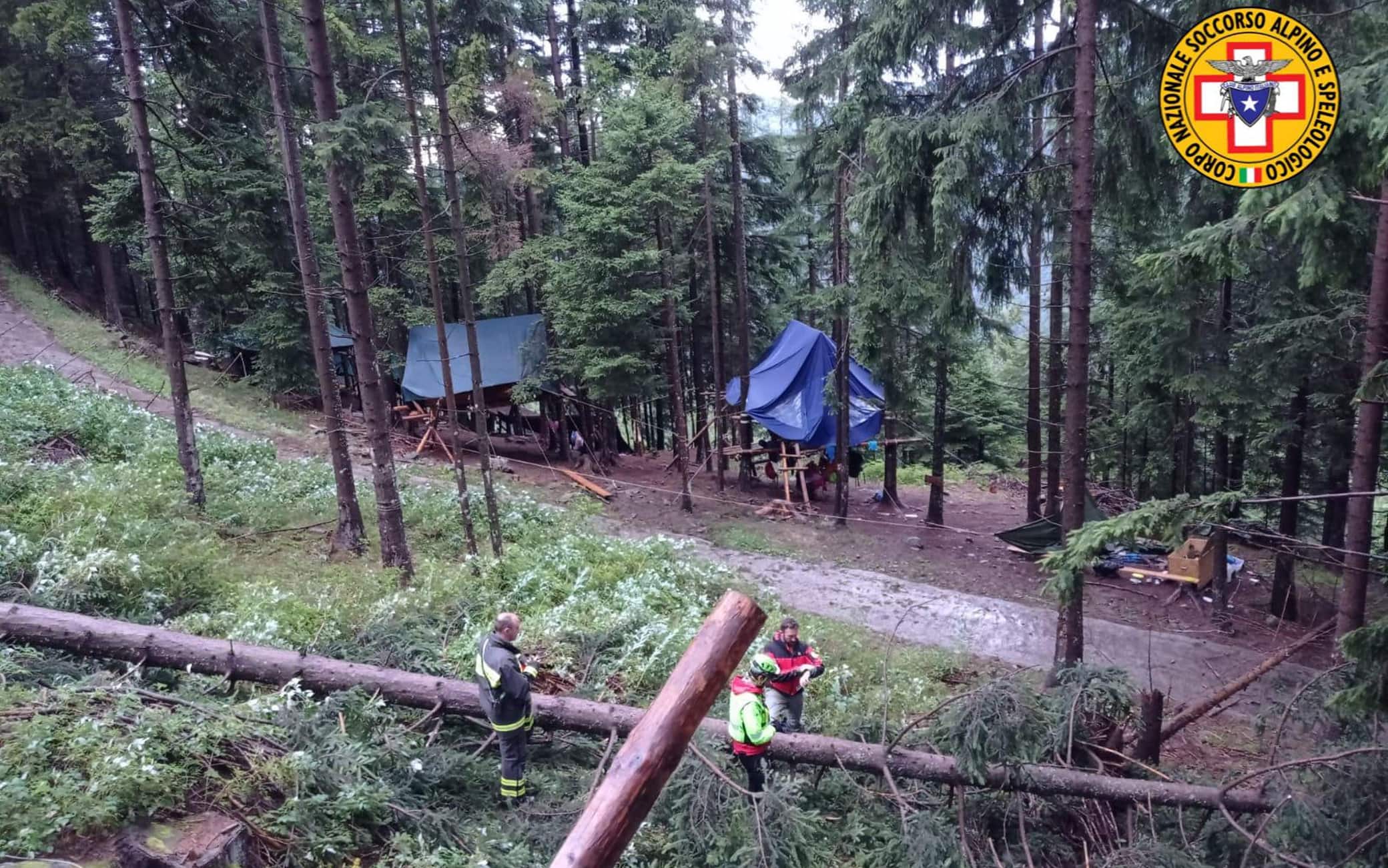 Il campo scout dove è morte la 16enne travolta da un albero, 25 luglio 2023. La ragazza si trovava in un campo a Cedegolo, nel bresciano, che è stato evacuato dai vigili del fuoco. Evacuato, sempre a causa del maltempo, anche un altro campo scout in Val Dorizzo. ANSA/US SOCCORSO ALPINO +++ NO SALES, EDITORIAL USE ONLY +++ NPK +++