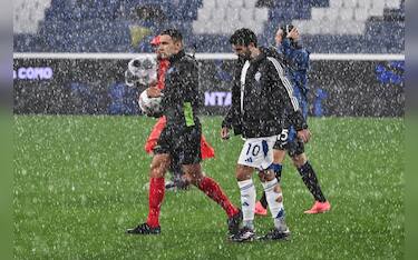 Referee Paride Tremolada checks the conditions of the field with Atalanta's Marten De Roon and Como s Patrick Cutrone during the Italian Serie A soccer match Atalanta BC vs Como at the Gewiss Stadium in Bergamo, Italy, 23 September 2024.
ANSA/MICHELE MARAVIGLIA