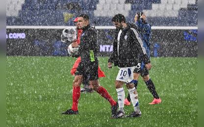 Referee Paride Tremolada checks the conditions of the field with Atalanta's Marten De Roon and Como s Patrick Cutrone during the Italian Serie A soccer match Atalanta BC vs Como at the Gewiss Stadium in Bergamo, Italy, 23 September 2024.
ANSA/MICHELE MARAVIGLIA