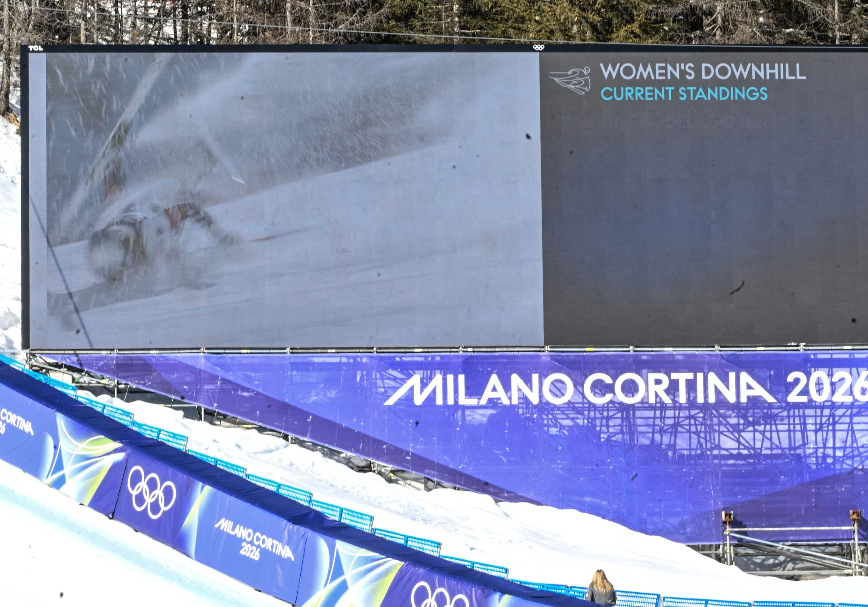 Il maxischermo sull'Olimpia delle Tofane immortala il momento della caduta di Lindsey Vonn nella discesa libera femminile alle Olimpiadi Invernali Milano Cortina 2026
