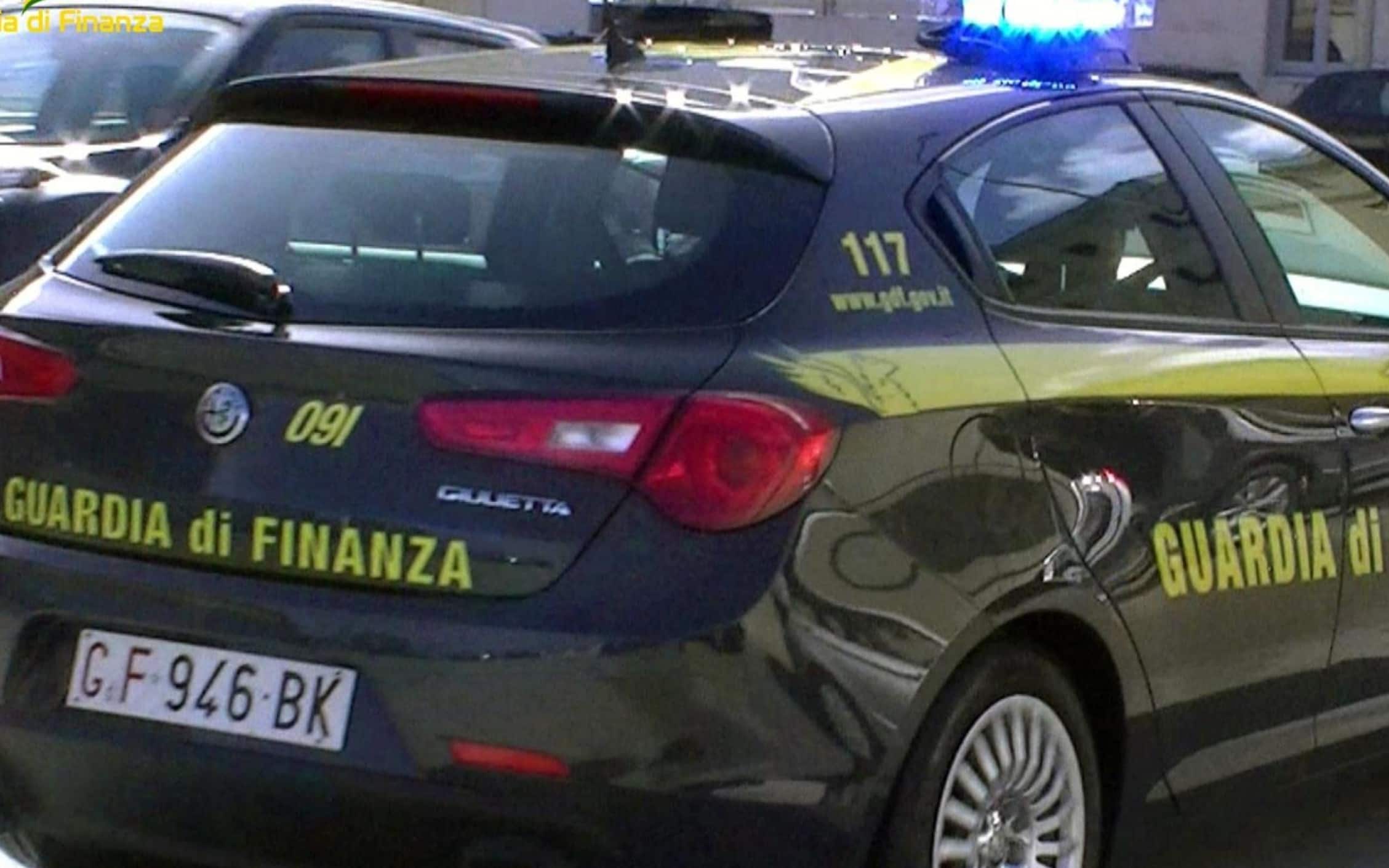 Guardia di Finanza durante un controllo