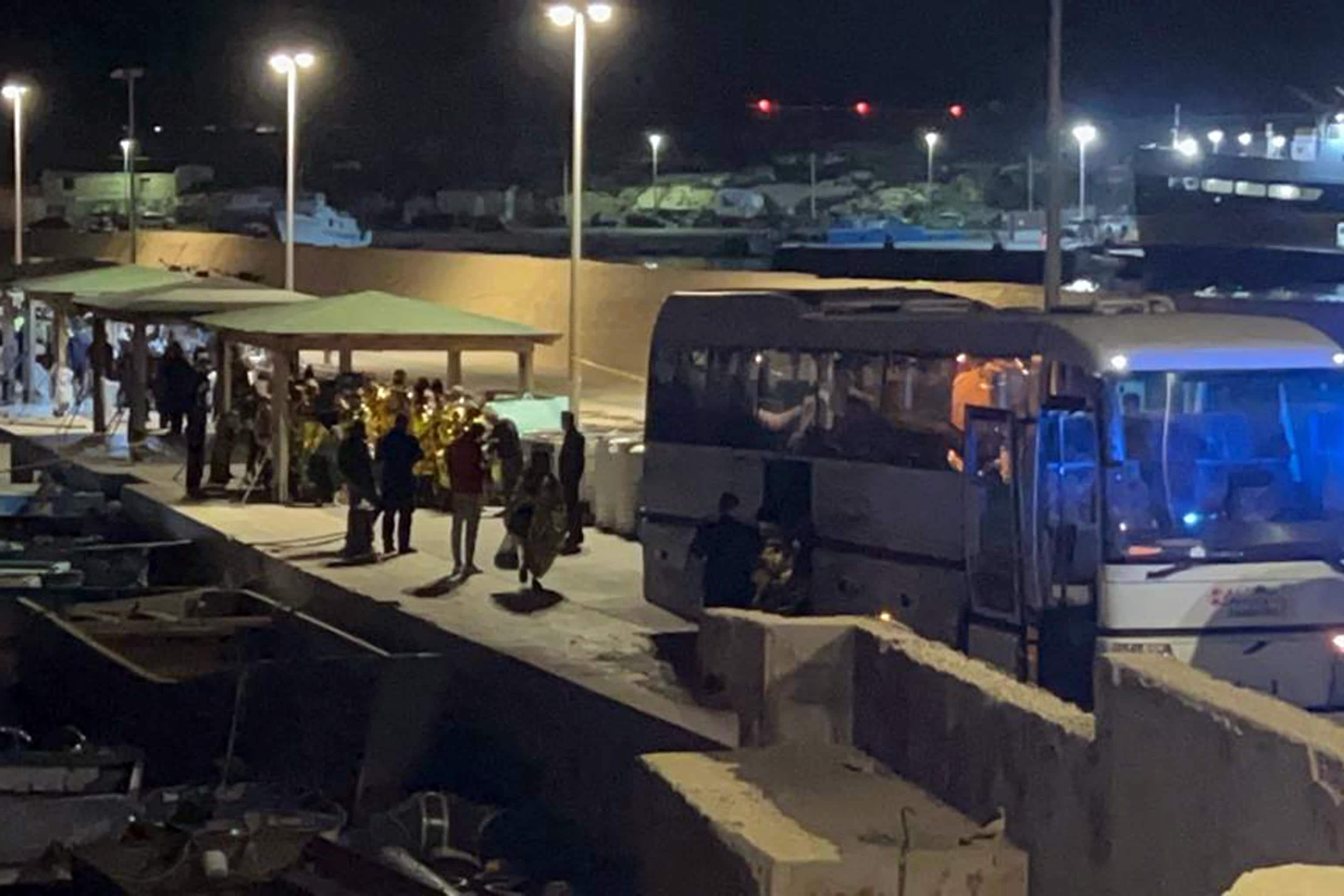 Lo sbarco di 55 persone originarie di Camerun, Costa d'Avorio, Gambia, Guinea, Mali, Nigeria e Sierra Leone a Lampedusa, soccorse da una motovedetta della Guardia di finanza, Lampedusa, 16 maggio 2026. ANSA/CONCETTA RIZZO