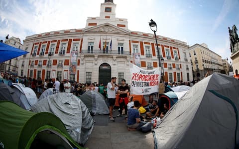 epa13266211 Dozens of tents have been set up in Madrid's Puerta del Sol, Spain, 27 September 2026. Hundreds of people spent the early hours of 27 September camping there to protest the housing crisis, declaring that they can take no more and that 'either the rentier system falls, or the government falls.' The encampment began late evening on 26 September, following a demonstration in central Madrid protesting the eviction of Maricarmen, an elderly woman forced to leave her rental home after 70 years, and demanding effective measures to curb the housing crisis.  EPA/RODRIGO JIMENEZ