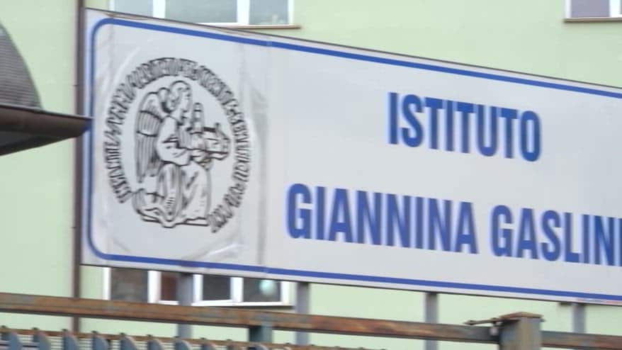 Grave 11enne impigliata con i capelli in un bocchettone della piscina