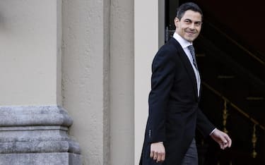 epa12770829 Dutch Prime Minister-designate Rob Jetten (L) arrives at Huis ten Bosch Palace for the swearing-in ceremony of the new cabinet in The Hague, Netherlands, 23 February 2026.  EPA/REMKO DE WAAL