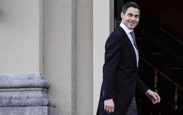 epa12770829 Dutch Prime Minister-designate Rob Jetten (L) arrives at Huis ten Bosch Palace for the swearing-in ceremony of the new cabinet in The Hague, Netherlands, 23 February 2026.  EPA/REMKO DE WAAL