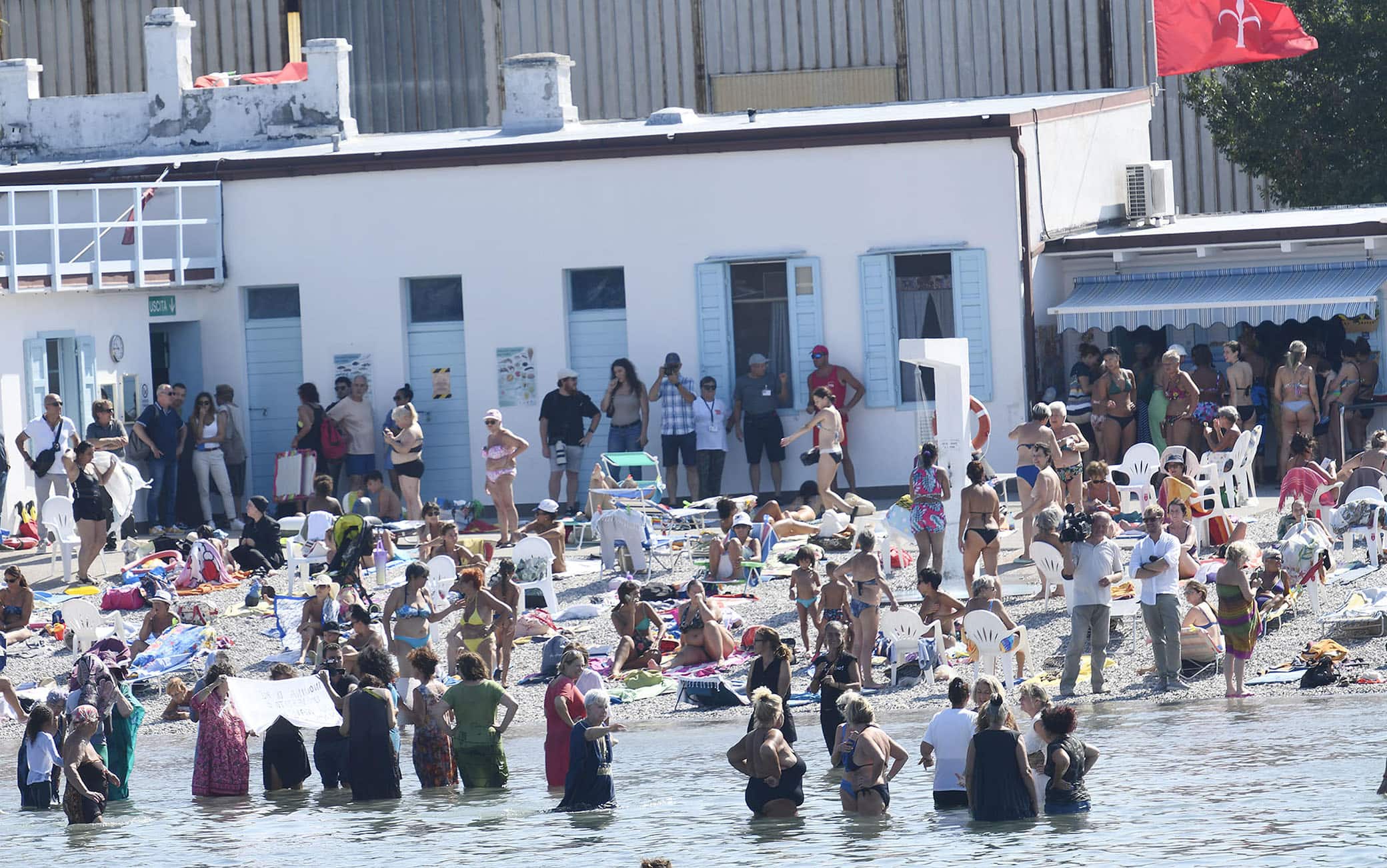 La manifestazione di solidarietà alle donne musulmane criticate una settimana fa perché facevano il bagno in mare vestite, si è svolta stamani al Pedocin, lo storico stabilimento balneare  dove un muro divide uomini e donne a Trieste, 20 agosto 2023. ANSA/GIOVANNI MONTENERO