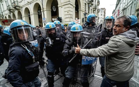 Manifestazione corteo per lo sciopero generale organizzato da Usb Piemonte, lavoratori e studenti contro economia di guerra e carovita. Torino 30 ottobre 2026 ANSA/TINO ROMANO