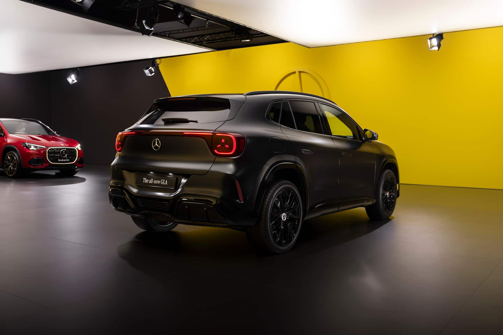 Der neue elektrische Mercedes-Benz GLA.Exterieur: Kosmosschwarz magnoInterieur: ARTICO nappa-look crystal white/MICROCUT microfibre black//The all-new Mercedes-Benz GLA electric.Exterior: cosmos black magnoInterior: ARTICO nappa-look crystal white/MICROCUT microfibre black