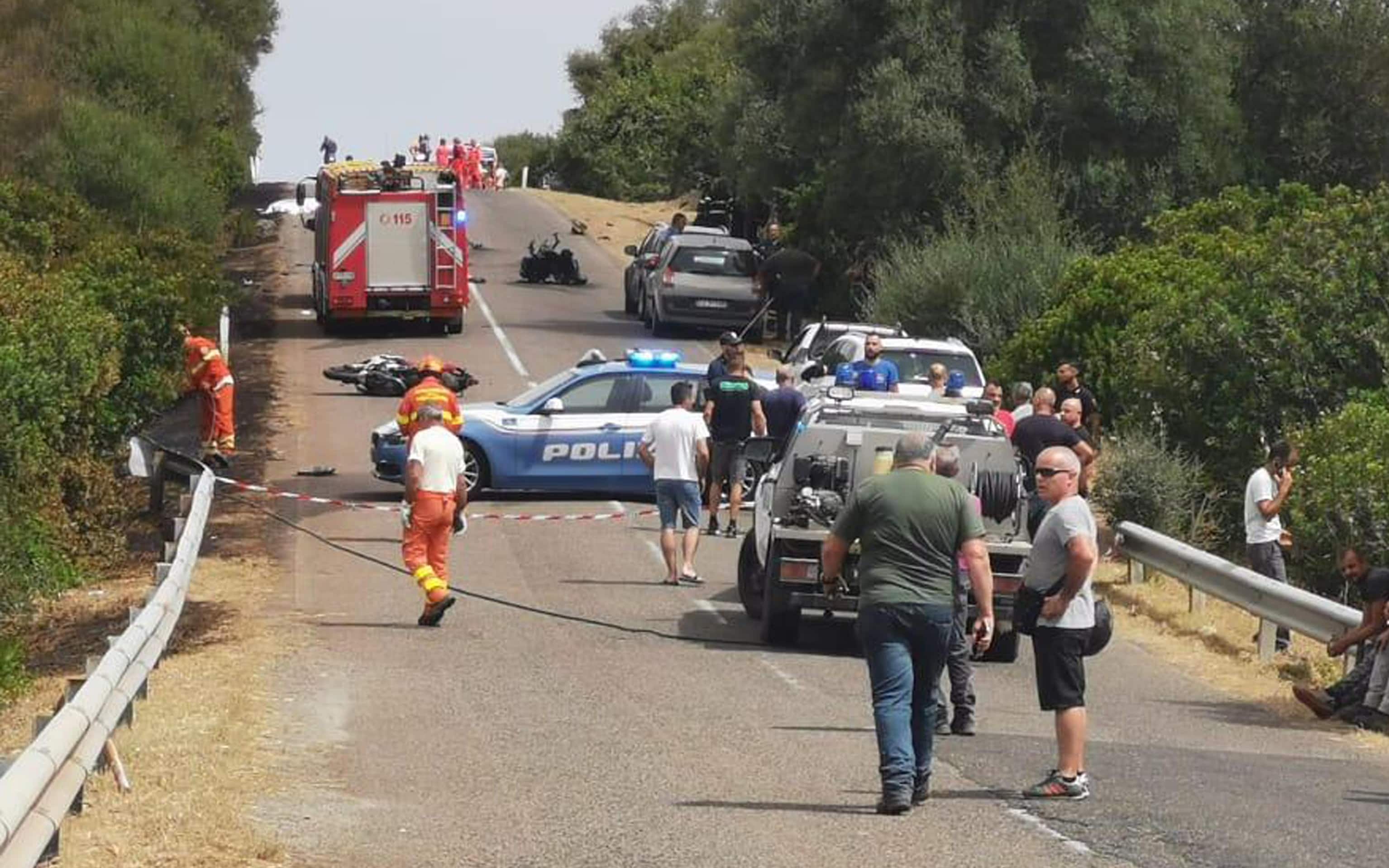 Il luogo dell'incidente stradale avvenuto a Paulilatino, in provincia di Oristano, dove si sono scontrate due moto e un'auto, con un bilancio di tre morti e due feriti, 06 luglio 2024. Sul posto i medici del 118, arrivati con ambulanze e due elicotteri dell'Elisoccorso, i carabinieri, i vigili del fuoco e la polizia stradale.ANSA/ MANUEL SCORDO
