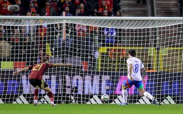 epa11721412 Sandro Tonali of Italy (R) scores the 0-1 goal during the UEFA Nations League soccer match between Belgium and Italy in Brussels, Belgium, 14 November 2024.  EPA/OLIVIER MATTHYS