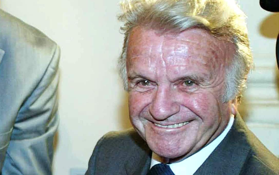 20030513 - FUCECCHIO (FIRENZE) - POL : PREMI: MO RICEVE PRIMA EDIZIONE PREMIO SCRITTURA MONTANELLI.     L' inviato di guerra Ettore Mo (D) riceve il premio  " Indro Montanelli "  da Alberto Malvolti, presidente della Fondazione Montanelli di Fucecchio.     FRANCO SILVI / ANSA / PAL