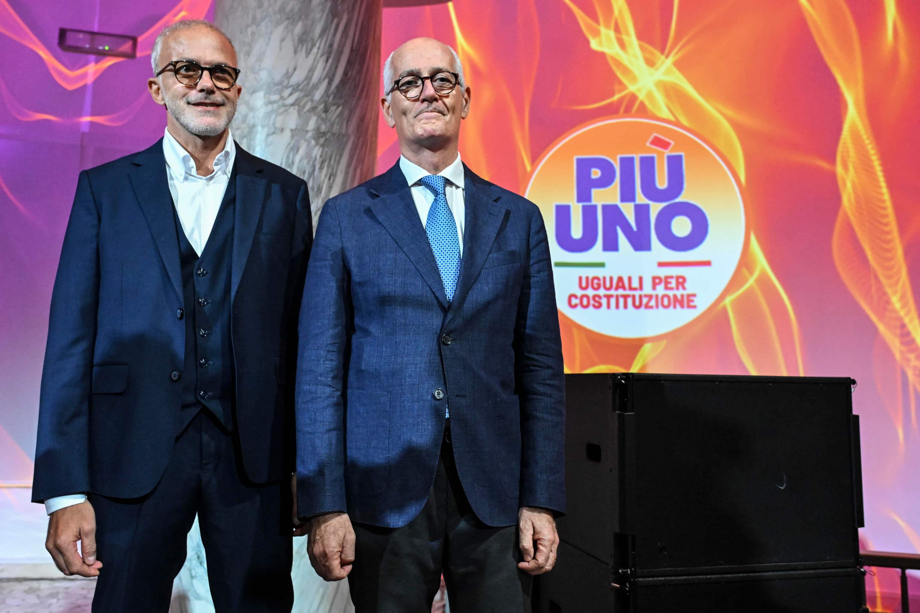 Ernesto Ruffini (S) e Franco Gabrielli (D) accanto al simbolo del partito durante l'assemblea nazionale di Piu' Uno a Roma, 10 ottobre 2026. ANSA/RICCARDO ANTIMIANI
