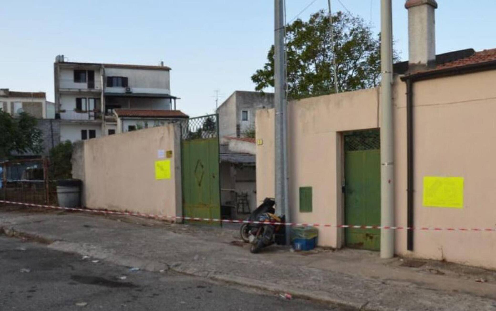 Il luogo dell'agguato, 03 ottobre 2023. E' morto Nico Piras, il 42enne di Lula, sotto processo a Cagliari per l'omicidio del fratello, rimasto gravemente ferito la notte tra domenica e lunedÃ¬ in una sparatoria in paese mentre si stava concludendo la festa per le Cortes Apertas. L'uomo era stato ricoverato all'ospedale San Francesco di Nuoro in condizioni disperate: Ã¨ spirato poco prima delle 16 nel reaprto di Rianimazione.ANSA/MANUEL SCORDO