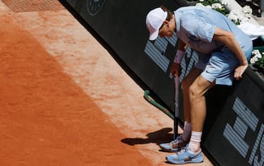 Parigi, Roland Garros 2026 - malore per Jannik Sinner: arriva il medico ma poi riprende la partita