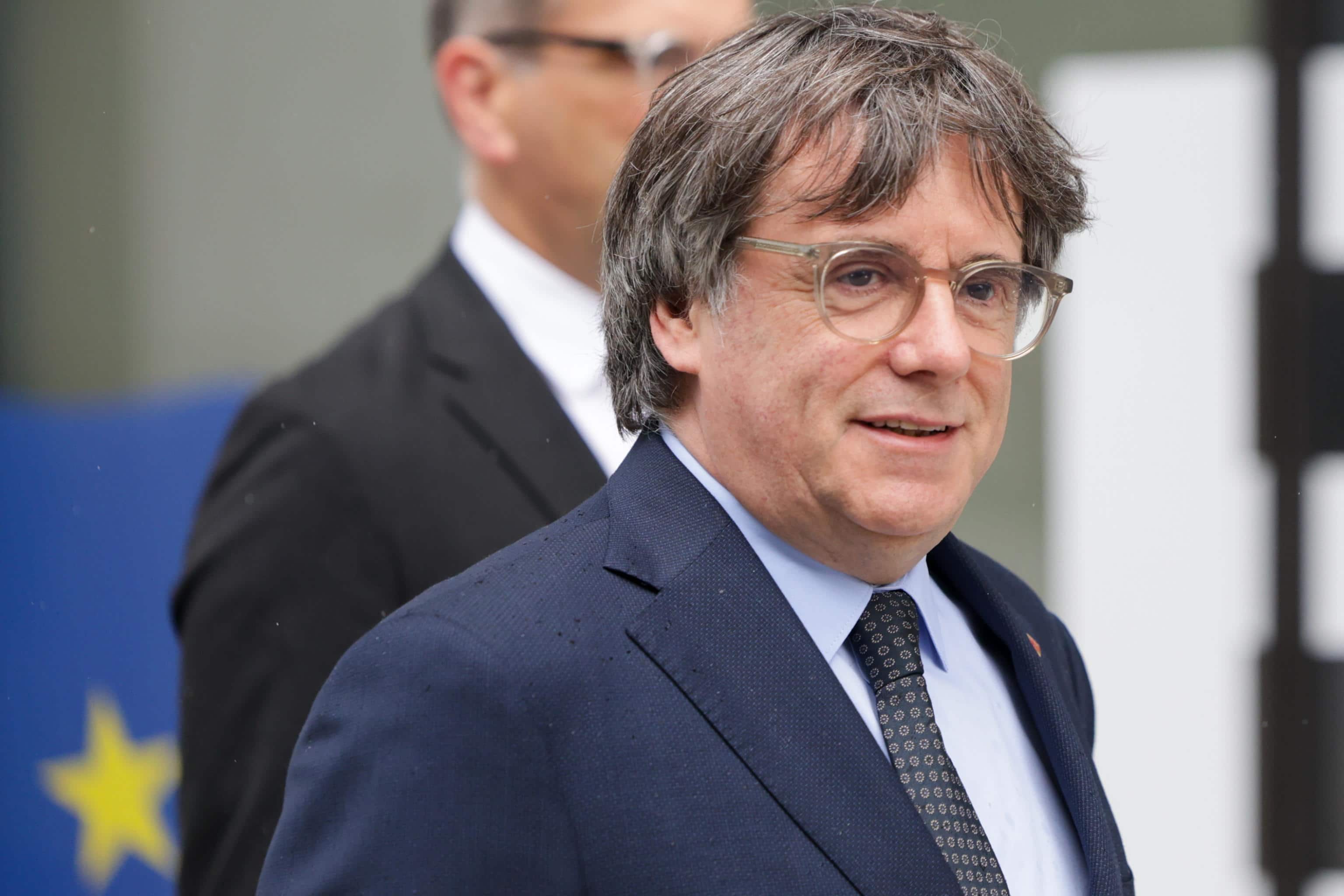 epa12346277 Former President of the Generalitat Carles Puigdemont (R) arrives prior to a meeting with Catalan regional President Salvador Illa at the Government Delegation to the European Union in Brussels, Belgium, 02 September 2025.  EPA/OLIVIER MATTHYS