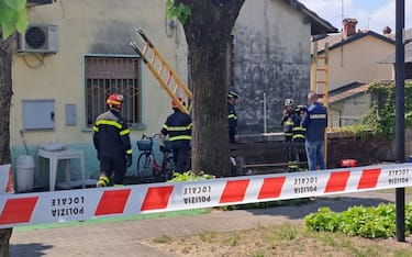 Vigili del fuoco a Tromello, piccolo comune della Lomellina, in provincia di Pavia, nell'ambito delle indagini sul caso dell'omicidio di Chiara Poggi, 14 maggio 2025. ANSA/ FABRIZIO CASSINELLI