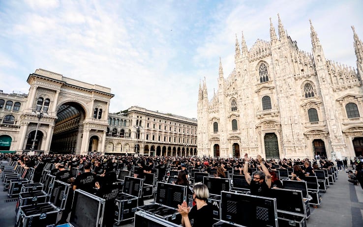 La manifestazione Bauli in Piazza dei lavoratori dello spettacolo in piazza Duomo a Milano, 10 ottobre 2020.ANSA/Mourad Balti Touati