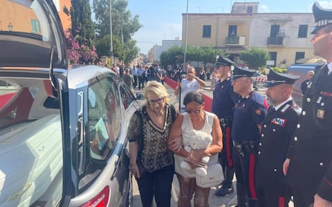 L'arrivo del feretro di Lorena Isceri per il funerale a Squinzano (Lecce), 9 settembre 2026. ANSA/STEFANIA CONGEDO