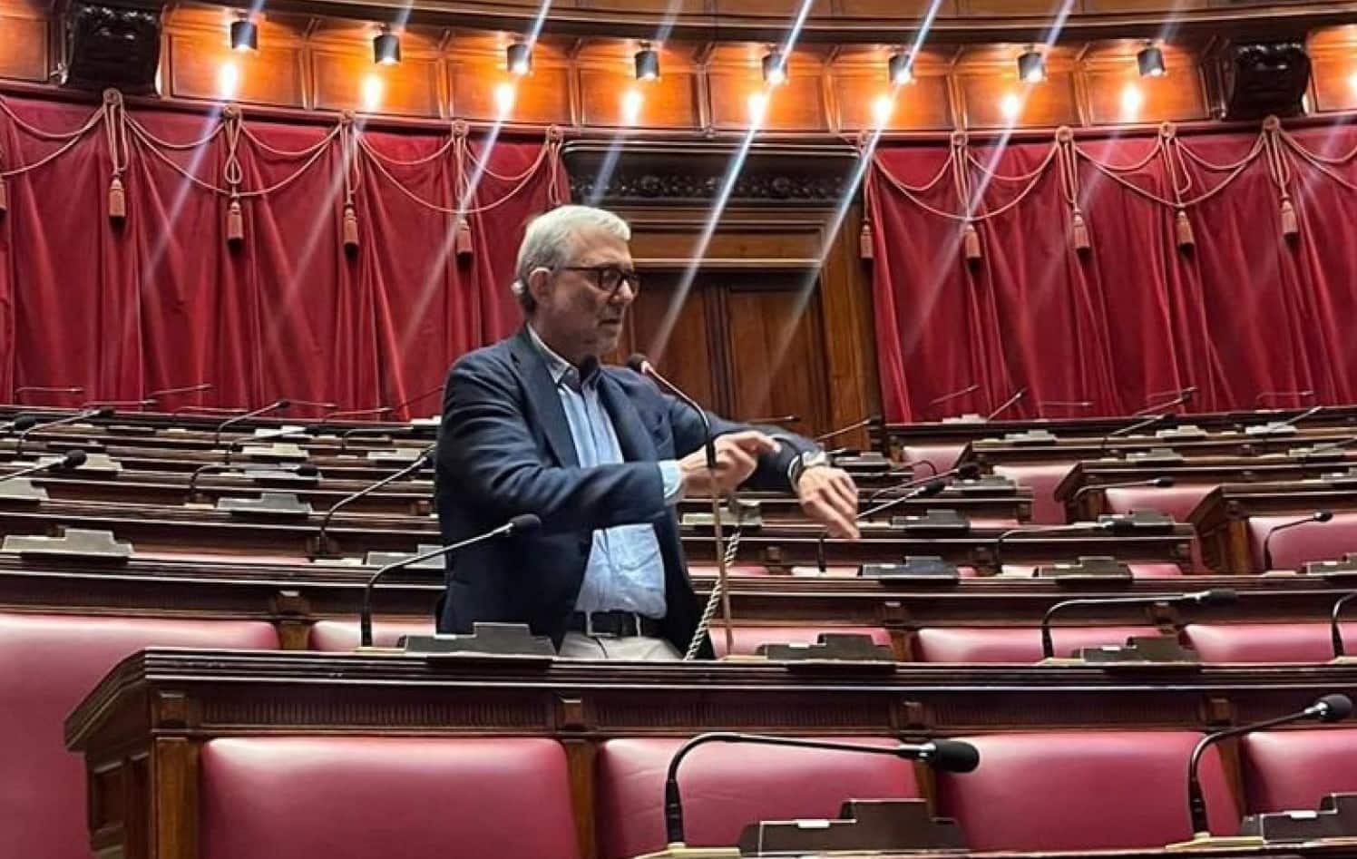 Giachetti si incatena in Aula alla Camera