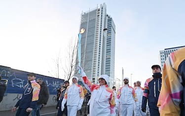 La fiaccola olimpica di Milano Cortina 2026 passa sotto il grattacielo Intesa Sanpaolo, Torino, 11 gennaio 2026 ANSA/ALESSANDRO DI MARCO
---
The Milan Cortina 2026 Olympic torch passes under the Intesa Sanpaolo skyscraper, Turin, 11 January 2026 ANSA/ALESSANDRO DI MARCO