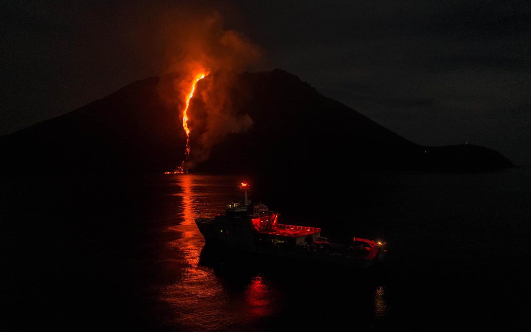 Pprosegue l'attività operativa della Guardia Costiera per fronteggiare l'emergenza. Nella notte è stata impiegata la Nave Dattilo per il monitoraggio dell'attività eruttiva e delle zone interessate. +++ TWITTER/GUARDIA COSTIERA +++ NO SALES, EDITORIAL USE ONLY +++ NPK +++